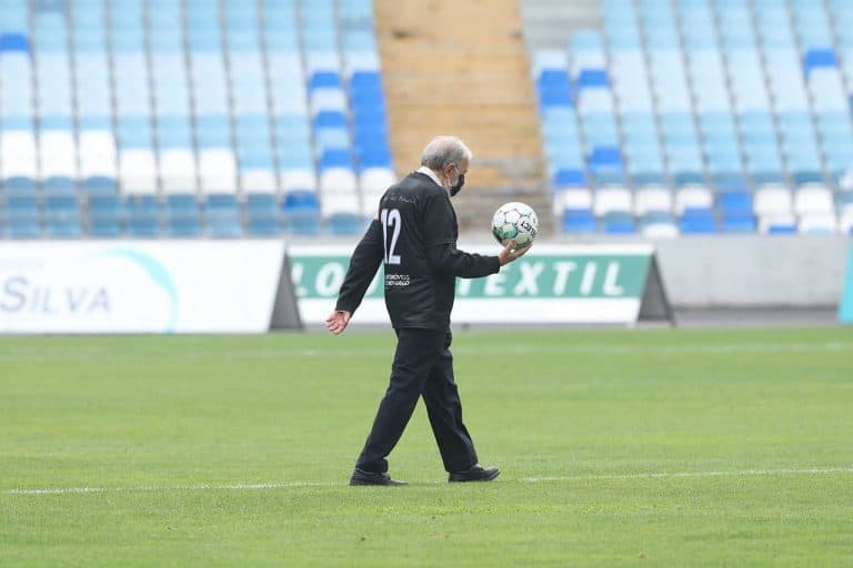 jorge condorcet segura bola no estádio cidade de coimbra