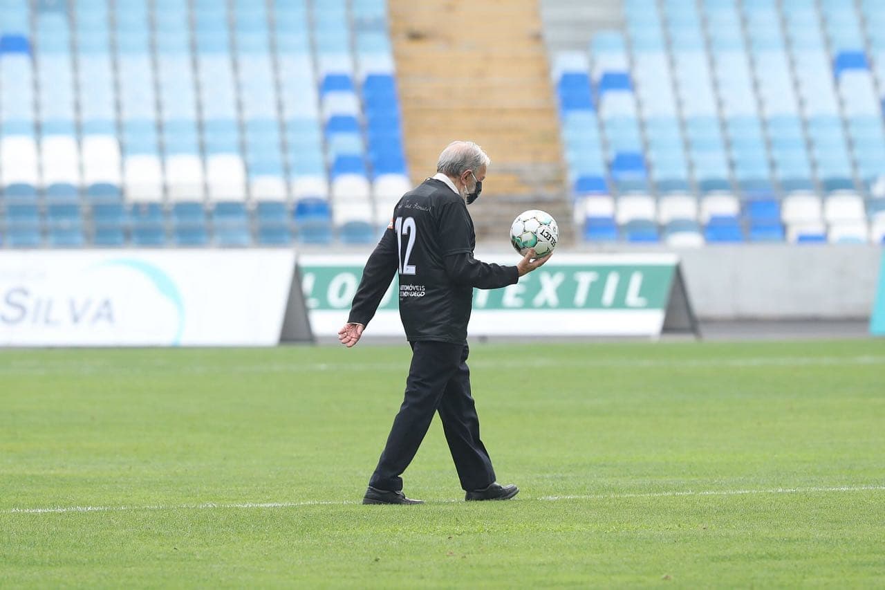 jorge condorcet segura bola no estádio cidade de coimbra